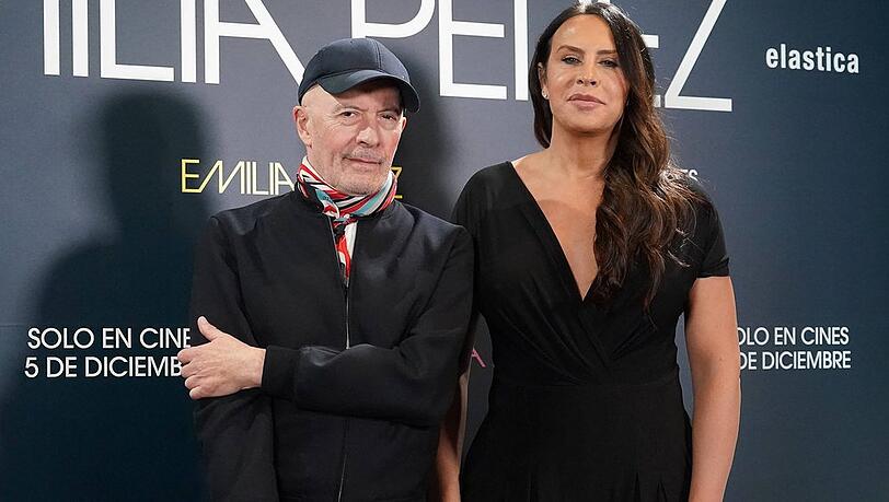 Jacques Audiard und Karla Sofía Gascón gemeinsam auf dem roten Teppich.