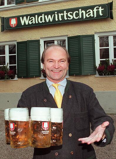 Sepp Krätz Mitte der 1990er in seiner Waldwirtschaft in Großhesselohe: Weil seinen betuchten Nachbarn sein Biergarten zu laut war, zogen sie vor Gericht. Daraus entstand die Biergartenrevolution.