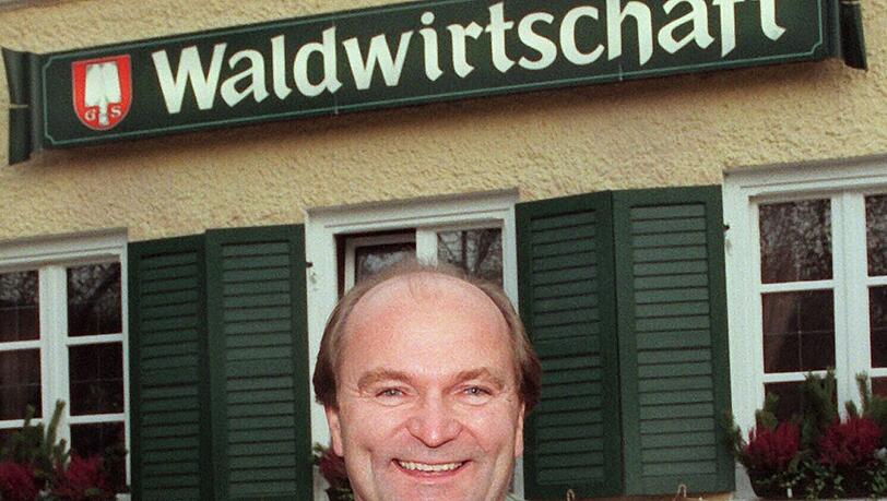 Sepp Krätz Mitte der 1990er in seiner Waldwirtschaft in Großhesselohe: Weil seinen betuchten Nachbarn sein Biergarten zu laut war, zogen sie vor Gericht. Daraus entstand die Biergartenrevolution. Sepp Krätz Mitte der 1990er in seiner Waldwirtschaft in Großhesselohe: Weil seinen betuchten Nachbarn sein Biergarten zu laut war, zogen sie vor Gericht. Daraus entstand die Biergartenrevolution.