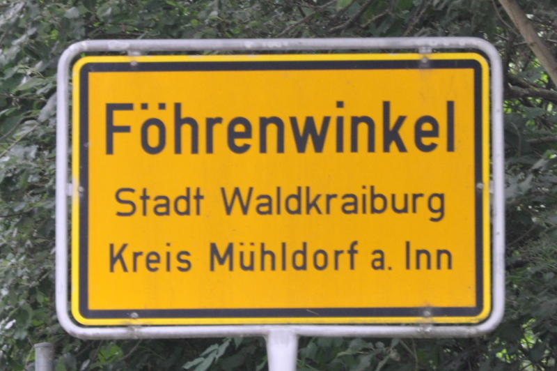 Der Wagen zerschellte an einem Baum - der Fahrer starb an der Unfallstelle.