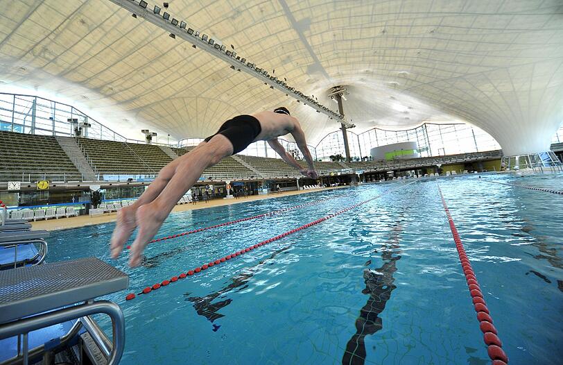 Als eine 22-Jährige Münchnerin das Schwimmbecken verlassen will wird sie von zwei Männern aufgehalten und von einem der beiden begrapscht. Der Täter wurde vorläufig festgenommen. (Symbolbild)