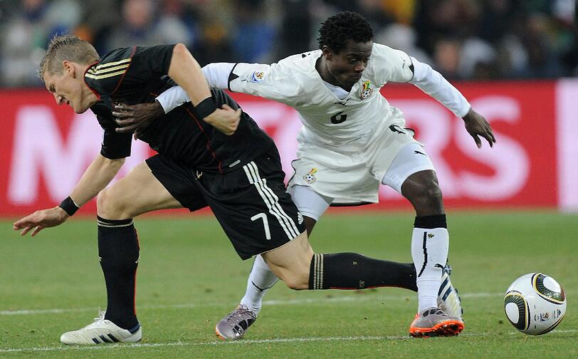 Dabei verlor Ghana gegen Deutschland mit 0:1, doch dieses Ergebnis reichte seiner Mannschaft in der Gruppe G. Hier im Duell gegen Bastian Schweinsteiger.
