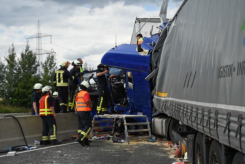 Sechs Lastwagen, ein Wohnmobil und ein Auto waren an dem Unfall bei Guxhagen beteiligt.