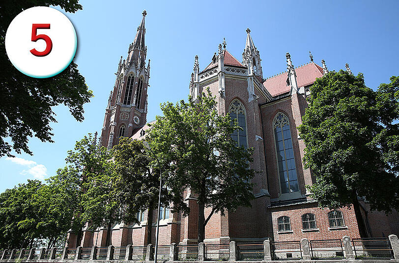 Thront weithin sichtbar über der Stadt: der Turm der neugotischen Heilig-Kreuz-Kirche auf der Kuppe des Giesinger Berg.
