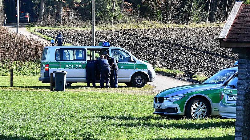 In einem Waldstück zwischen Kienberg und Schnaitsee sollen menschliche Leichenteile gefunden worden sein. Die Polizei ermittelt. Die Bilder.