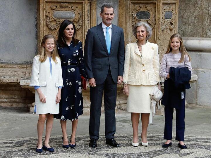 König Felipe von Spanien (m.), seine Mutter Königin Sofia (2.v.r.), Königin Letizia (2.v.l.) und ihre Töchter Kronprinzessin Leonor (l) und Prinzessin Sofia vor der Kathedrale der Inselhauptstadt.