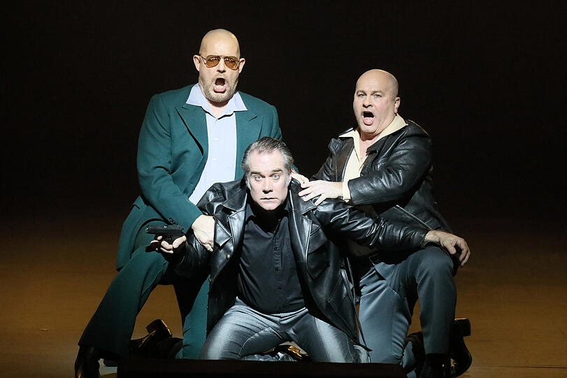 In den Fängen der russischen Mafia: Brandon Jovanovich als Hermann (Mitte) mit Bálint Szábo (Surin) und Kevin Conners (Tschkalinski) in "Pique Dame" im Nationaltheater.