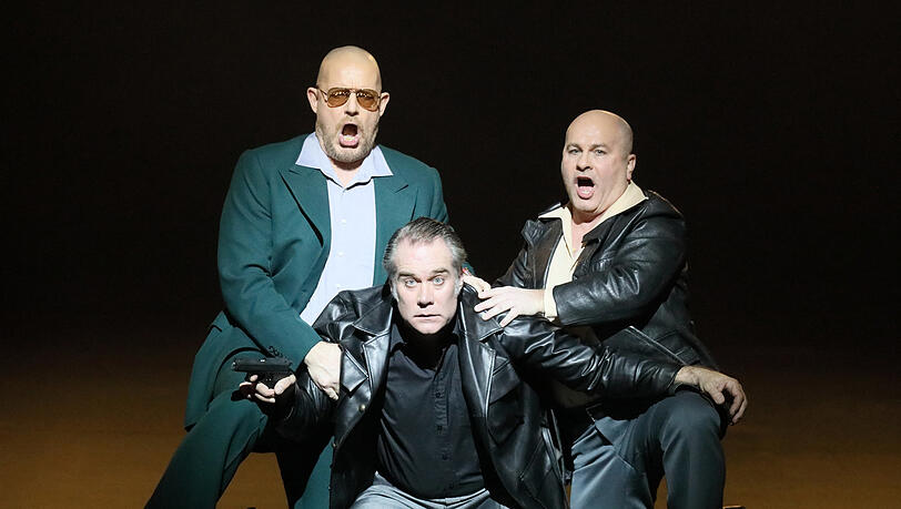 In den Fängen der russischen Mafia: Brandon Jovanovich als Hermann (Mitte) mit Bálint Szábo (Surin) und Kevin Conners (Tschkalinski) in "Pique Dame" im Nationaltheater. In den Fängen der russischen Mafia: Brandon Jovanovich als Hermann (Mitte) mit Bálint Szábo (Surin) und Kevin Conners (Tschkalinski) in "Pique Dame" im Nationaltheater.