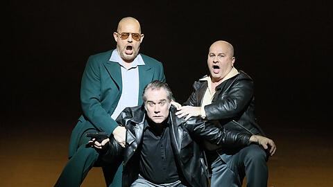 In den Fängen der russischen Mafia: Brandon Jovanovich als Hermann (Mitte) mit Bálint Szábo (Surin) und Kevin Conners (Tschkalinski) in "Pique Dame" im Nationaltheater.