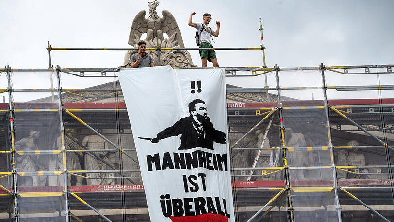 Zwei polizeibekannte Rechtsextreme hängten am Samstag dieses Hetz-Banner bei der Demo gegen rechts auf.