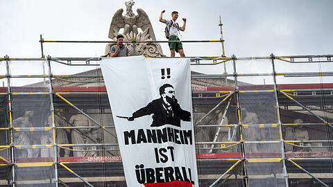 Zwei polizeibekannte Rechtsextreme hängten am Samstag dieses Hetz-Banner bei der Demo gegen rechts auf.