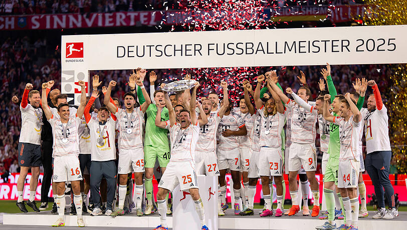 Siegerehrung des Deutschen Meisters, der FC Bayern feiert seine 34. Meisterschaft nach Spielende.
