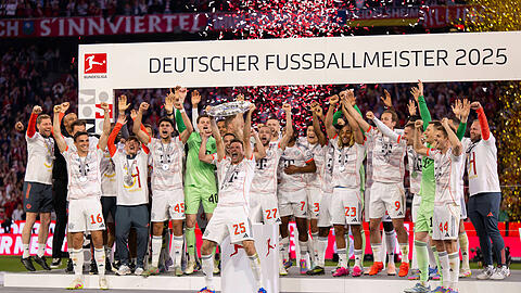 Siegerehrung des Deutschen Meisters, der FC Bayern feiert seine 34. Meisterschaft nach Spielende.