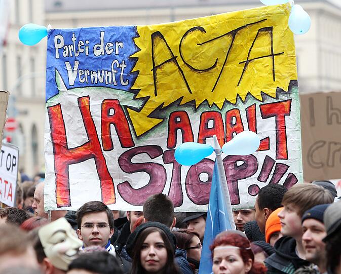 Affige Kostüme, witzige Plakate und viele Masken: Die Bilder von der Anti-ACTA-Demo in München
