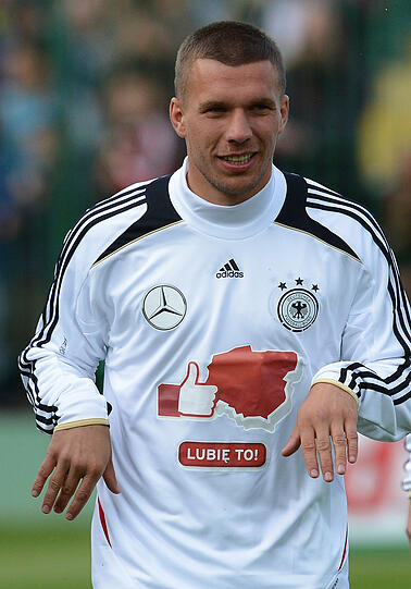 "Dankeschön, Polen" und "Gefällt mir" auf Polnisch - mit 11.000 Fans gerät das erste DFB-Training in Polen zum herzlichen Willkommensfest - und zur Geburtstagsparty für Lukas Podolski.