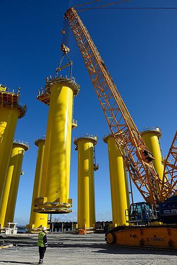 Dicke Stahlpfeiler sind das Fundament der Windräder.