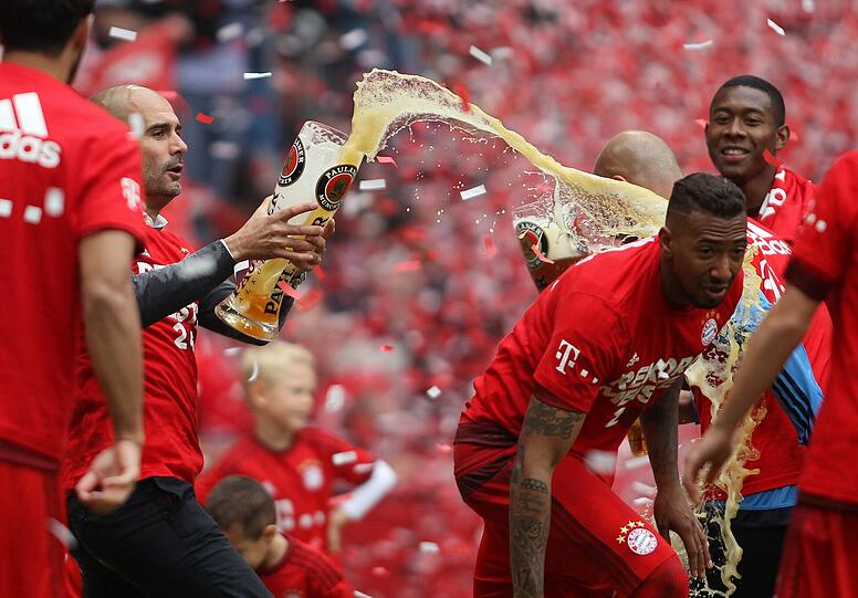 Konfetti, Bierduschen und Meisterschale: Die besten Bilder von der Bayern-Party aus der Allianz Arena!
