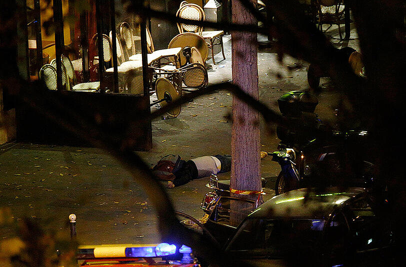 Eine Opfer der Terroristen liegt in der Nacht zum 14 November vor der Konzerthalle Bataclan in Paris. Wurden bei dem Massaker Waffen aus Deutschland verwendet?