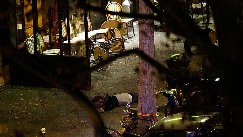 Eine Opfer der Terroristen liegt in der Nacht zum 14 November vor der Konzerthalle Bataclan in Paris. Wurden bei dem Massaker Waffen aus Deutschland verwendet? Eine Opfer der Terroristen liegt in der Nacht zum 14 November vor der Konzerthalle Bataclan in Paris. Wurden bei dem Massaker Waffen aus Deutschland verwendet?
