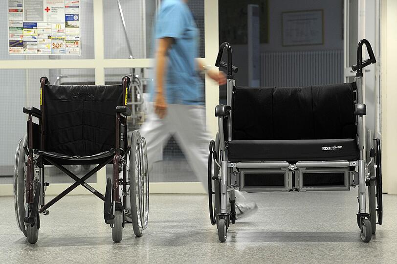 Übergriff im Rollstuhl: Eine Rollstuhlfahrerin wurde in einem Krankenhaus sexuell attackiert.