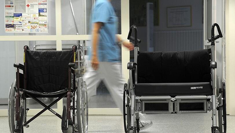 Übergriff im Rollstuhl: Eine Rollstuhlfahrerin wurde in einem Krankenhaus sexuell attackiert. Übergriff im Rollstuhl: Eine Rollstuhlfahrerin wurde in einem Krankenhaus sexuell attackiert.