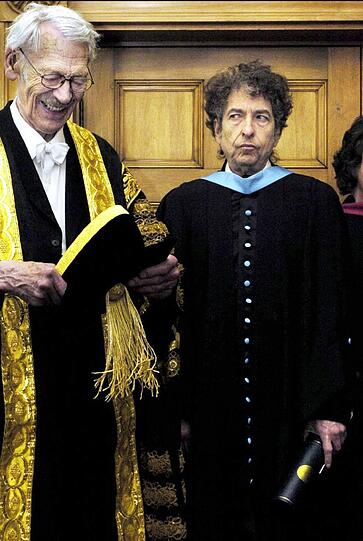 Kein Lächeln huscht ihm über die Lippen: Hier erhält Bob Dylon 2013 von Ministerin Aurelie Filippetti den Preis der französischen Ehrenlegion.
