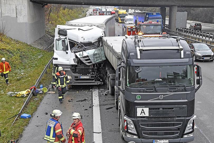 Ein Sattelzug rast ins Stauende. Der Fahrer hat einen Schutzengel. Die Bilder vom Unfall.