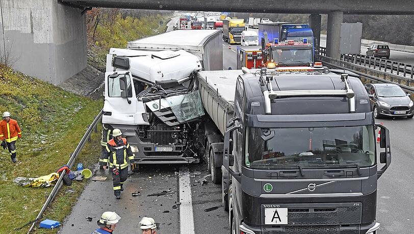 Ein Sattelzug rast ins Stauende. Der Fahrer hat einen Schutzengel. Die Bilder vom Unfall. Ein Sattelzug rast ins Stauende. Der Fahrer hat einen Schutzengel. Die Bilder vom Unfall.