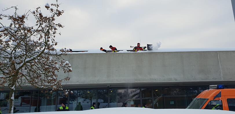 Am Freitagmorgen waren in Holzkirchen rund 50 Feuerwehrleute im Einsatz um die dortige Grund- und Realschule vom Schnee zu befreien.