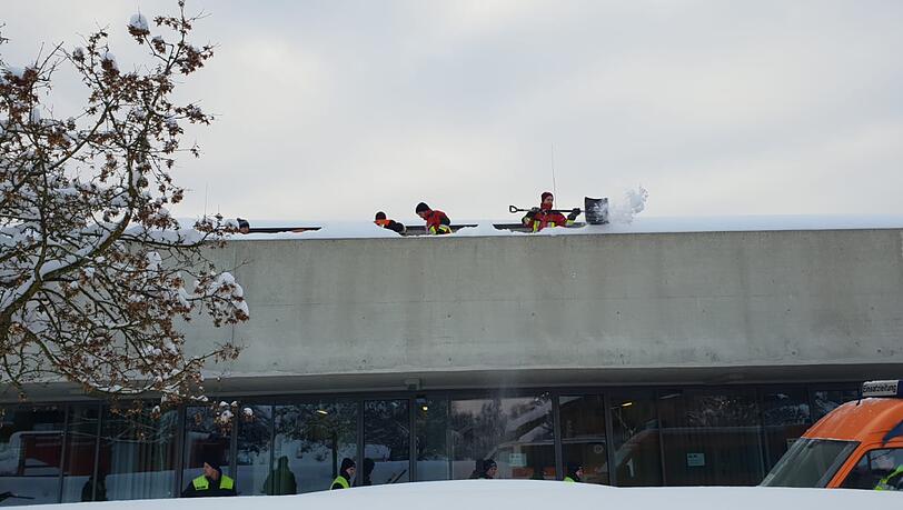 Am Freitagmorgen waren in Holzkirchen rund 50 Feuerwehrleute im Einsatz um die dortige Grund- und Realschule vom Schnee zu befreien.