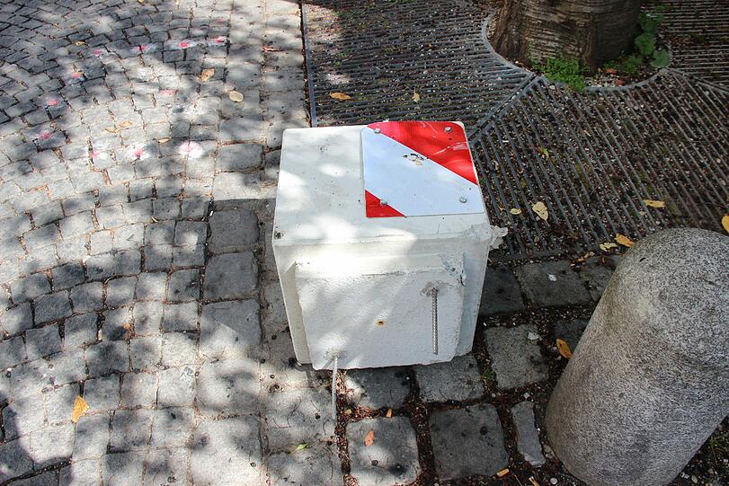 Immer wieder werden die Betonklötze aus dem Boden gerissen.