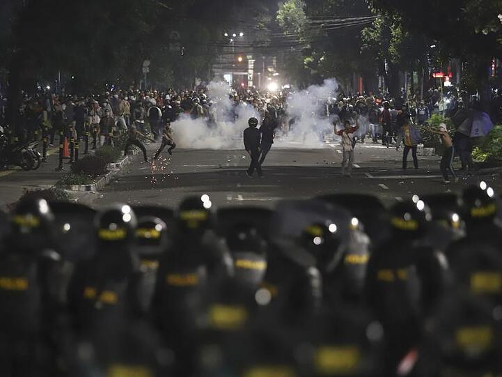 Mindestens sechs Menschen sind bei den Straßenkämpfen in Jakarta ums Leben gekommen.