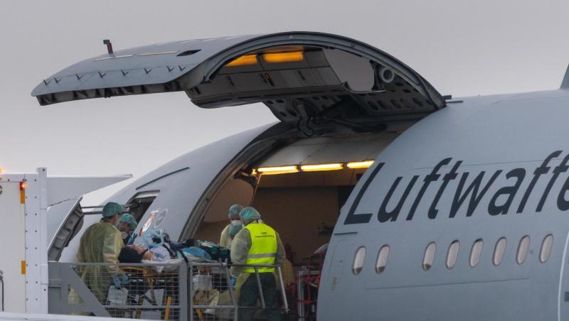 Ein Patient wird in ein Flugzeug der Bundeswehr auf dem Flughafen Memmingen gebracht.
