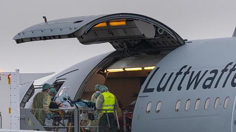 Ein Patient wird in ein Flugzeug der Bundeswehr auf dem Flughafen Memmingen gebracht.