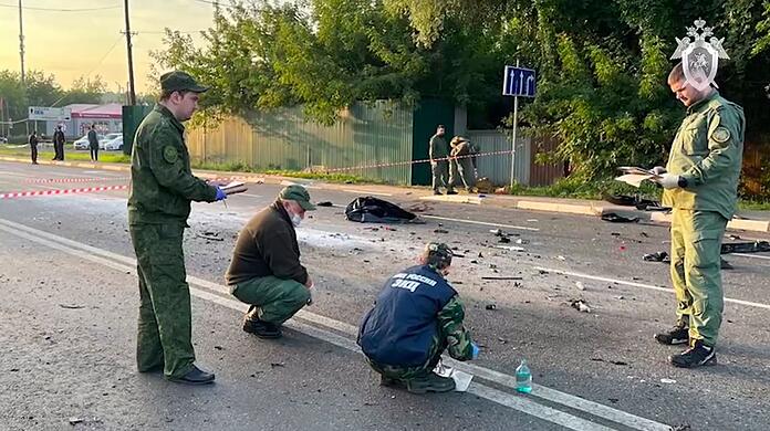 Ermittler arbeiten am Ort der Explosion des von Daria Dugina gefahrenen Autos außerhalb von Moskau.