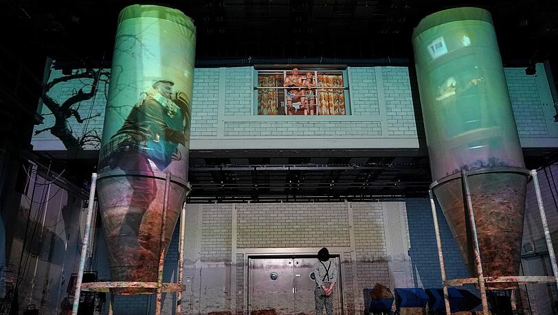 "Land" in der Therese-Giehse-Halle.