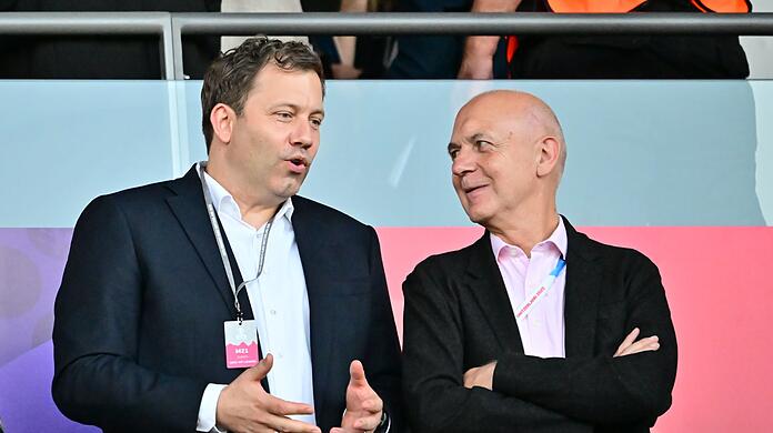Trib&uuml;neng&auml;ste im Letzigrund: Vizekanzler Lars Klingbeil (SPD) und DFB-Pr&auml;sident Bernd Neuendorf.