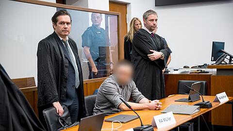 Die Verteidiger räumten zu Prozessbeginn ein, dass der Angeklagte (m., verpixelt) sich heimlich beim Geschlechtsverkehr mit mehreren Frauen gefilmt und die Videos anschließend ins Internet gestellt hatte.