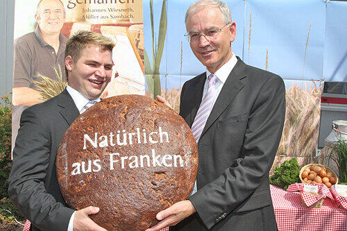 Auch der Erlanger OB Siegfried Balleis findet den Slogan gut, den Alexander Beck jetzt vorstellte.