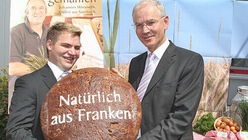 Auch der Erlanger OB Siegfried Balleis findet den Slogan gut, den Alexander Beck jetzt vorstellte.