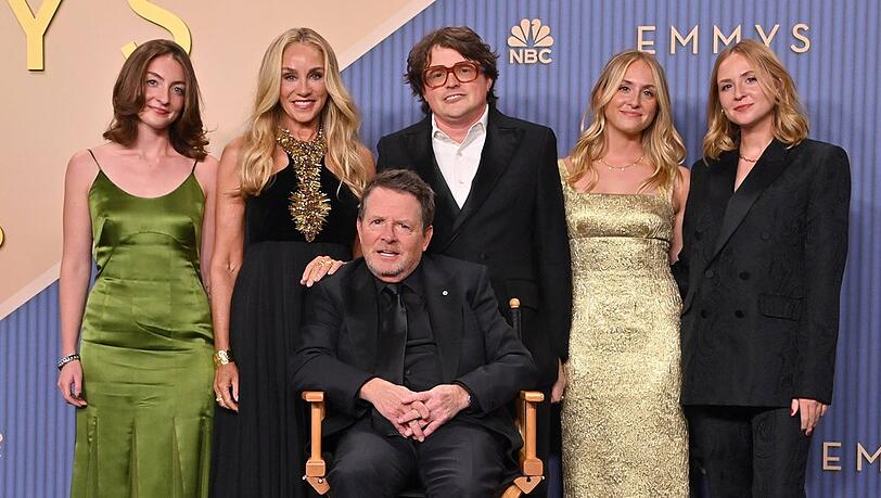 Familiäre Unterstützung: Michael J. Fox erschien zu der Emmy-Verleihung mit seiner Ehefrau Tracy Pollan und den vier Kindern. Familiäre Unterstützung: Michael J. Fox erschien zu der Emmy-Verleihung mit seiner Ehefrau Tracy Pollan und den vier Kindern.