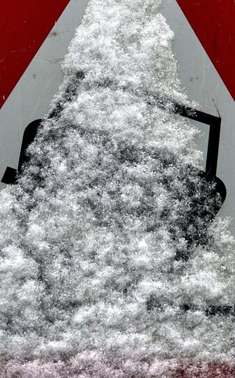 Wintersportfreunde können sich freuen: In einigen Regionen Bayerns hat sich am Montag endlich der Winter blicken lassen - auch in anderen Teilen Deutschlands fiel Schnee.