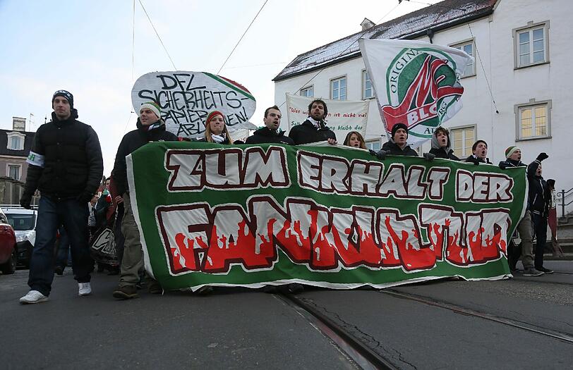 In Augsburg demonstrierten am Samstag Bayern und Augsburgfans gemeinsam gegen das neue DFL Sicherheitspapier.