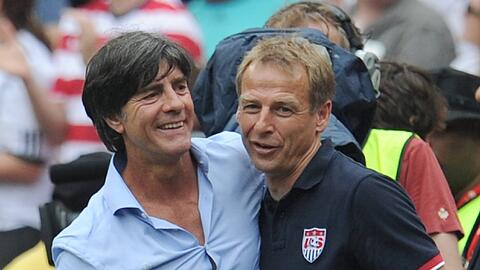 2013: Das DFB-Team verliert mit einer B-Elf bei Team USA mit 3:4. Danach gratuliert Löw US-Trainer Klinsmann.
