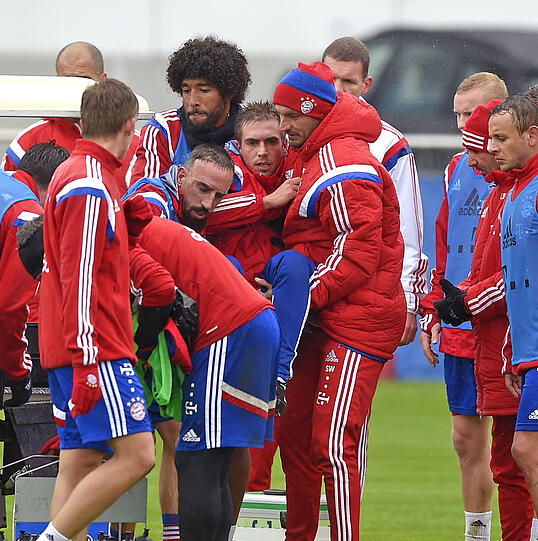 Alleine geht nichts - die Teamkollegen helfen Lahm auf das herbeigerufene Goldcart.