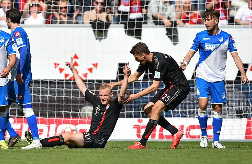 THOMAS MÜLLER: NOTE 3.
Der &bdquo;Müller ohne Wohlfahrt&ldquo; hatte seine beste Szene, als er einen Ball gut verarztete nach der Parade von Hoffenheims Torhüter Baumann, dann aber nicht im Tor unterbringen konnte (59.). Sein Engagement und seine nimmermüde Aktion in der Nachspielzeit führte zu Becks Eigentor und damit dem 2:0.
