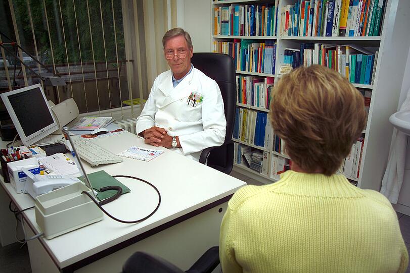 Der Arzt ist eine Vertrauensperson, doch nicht jeder Behandlungsmethode sollte der Patient zustimmen, ohne sie zu hinterfragen.
