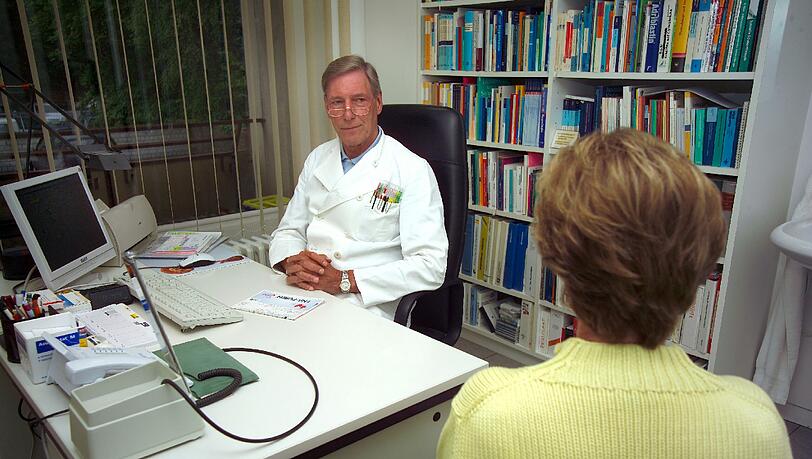 Der Arzt ist eine Vertrauensperson, doch nicht jeder Behandlungsmethode sollte der Patient zustimmen, ohne sie zu hinterfragen. Der Arzt ist eine Vertrauensperson, doch nicht jeder Behandlungsmethode sollte der Patient zustimmen, ohne sie zu hinterfragen.
