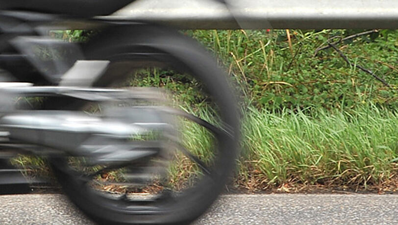 Der Motorradfahrer wird wohl für einige Monate auf seinen Führerschein verzichten müssen. (Symbolbild) Der Motorradfahrer wird wohl für einige Monate auf seinen Führerschein verzichten müssen. (Symbolbild)
