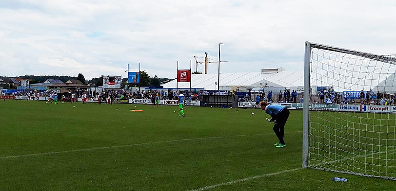Löwen-Keeper Bonmann beim Aufwärmen.